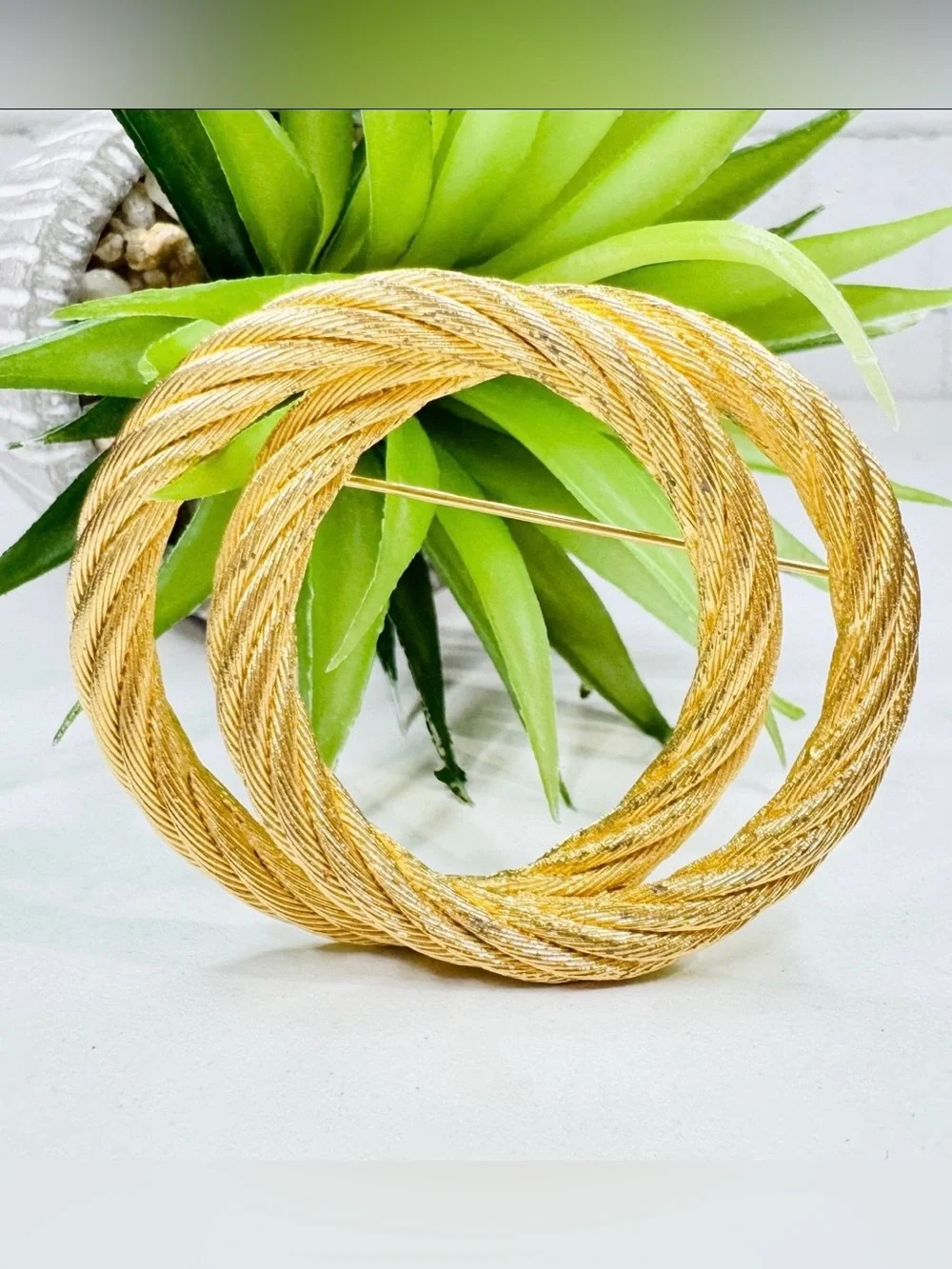 Vintage 80s Christian Dior Retro Gold Tone Double Circle Twisted Rope Brooch Pin